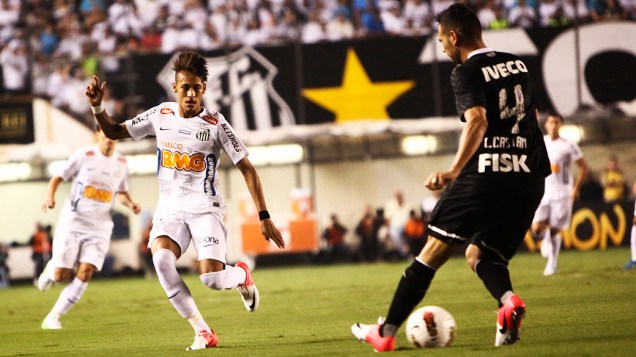 Lance da partida entre Santos e Corinthians pela semifinal da Libertadores, na Vila Belmiro, em Santos