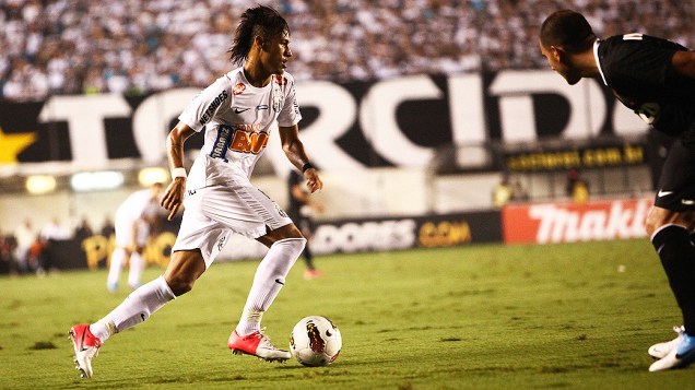 Lance de Neymar durante partida entre Santos e Corinthians pela semifinal da Libertadores, na Vila Belmiro, em Santos