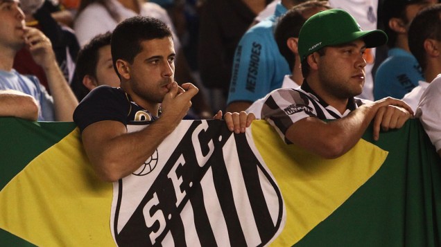Torcedores tristes depois da derrota do Santos diante do Corinthians