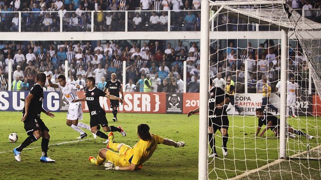 Lance da partida entre Santos e Corinthians pela semifinal da Libertadores, na Vila Belmiro, em Santos