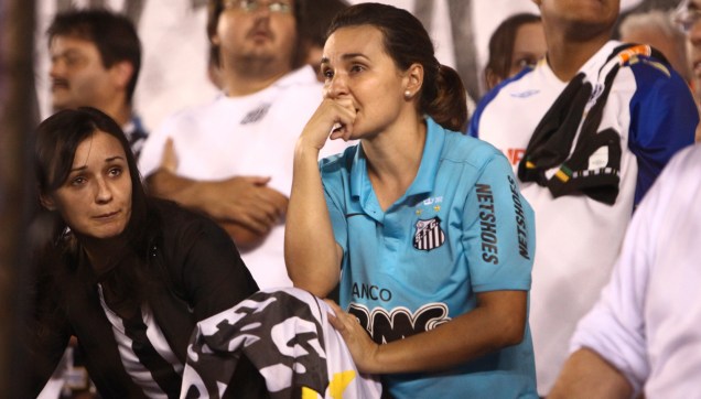 Torcedora triste depois da derrota do Santos diante do Corinthians