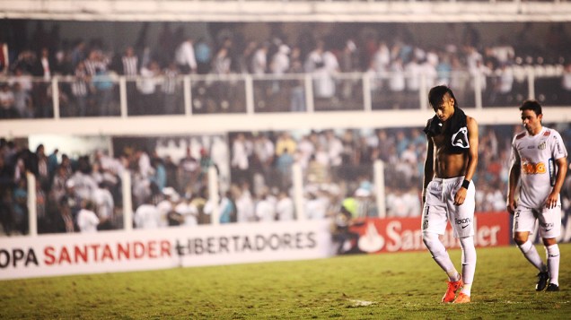Neymar deixa o campo depois da derrota do Santos diante do Corinthians