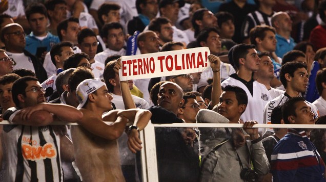 Torcida rival mostra cartaz ironizando time do Corinthians