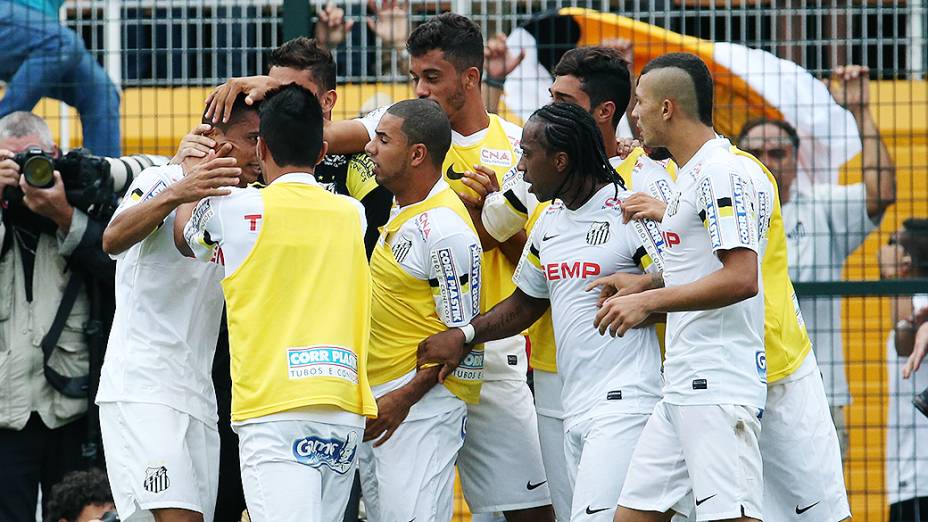 Jogadores do Santos comemoram gol contra o Ituano
