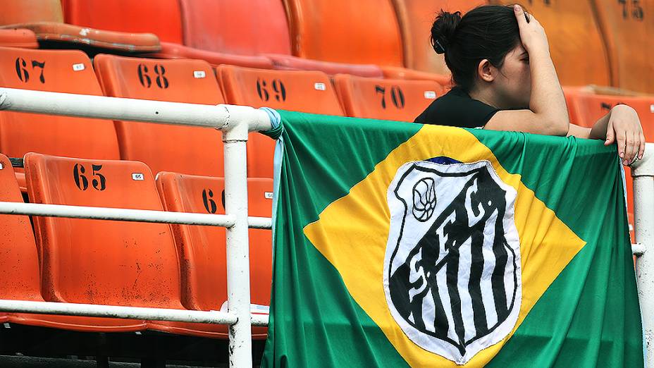 Torcedora do Santos na partida contra o Ituano, na final do Campeonato Paulista
