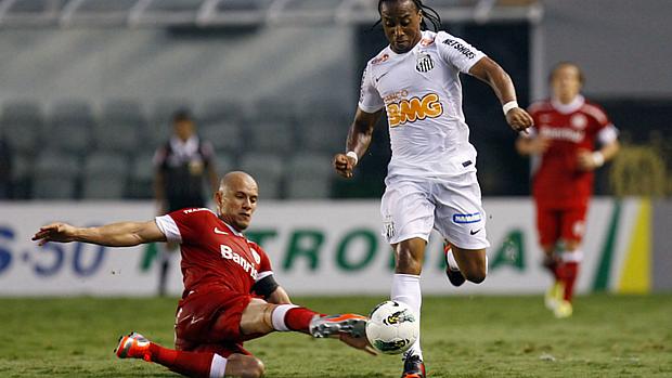 Arouca, do Santos, disputa lance com Nei, do Internacional