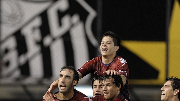 Jogadores do Cerro Porteño comemoram gol de pênalti que garantiu o empate na partida realizada na Vila Belmiro.