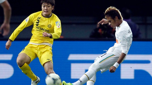 O santista Neymar chuta a bola ao gol durante partida da semifinal do Mundial de Clubes da FIFA em Toyota, Japão