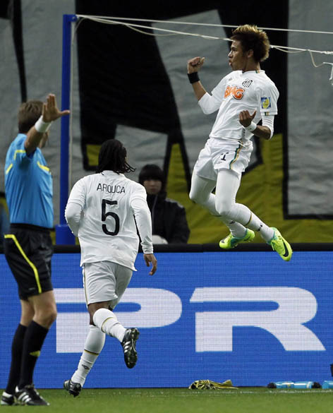 Neymar comemora gol durante partida da semifinal do Mundial de Clubes da FIFA em Toyota, Japão