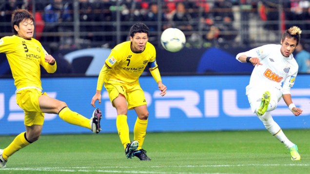 Chute ao gol de Neymar durante partida da semifinal do Mundial de Clubes da FIFA em Toyota, Japão