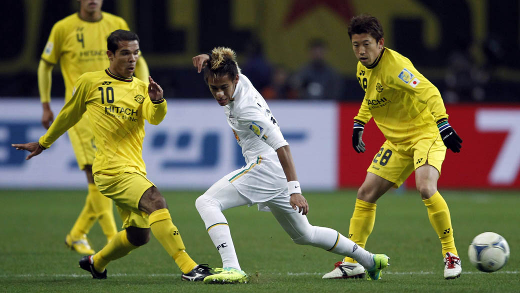 Neymar em lance durante partida da semifinal do Mundial de Clubes da FIFA em Toyota, Japão