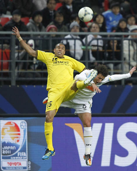 O santista Elano em lance durante partida da semifinal do Mundial de Clubes da FIFA em Toyota, Japão