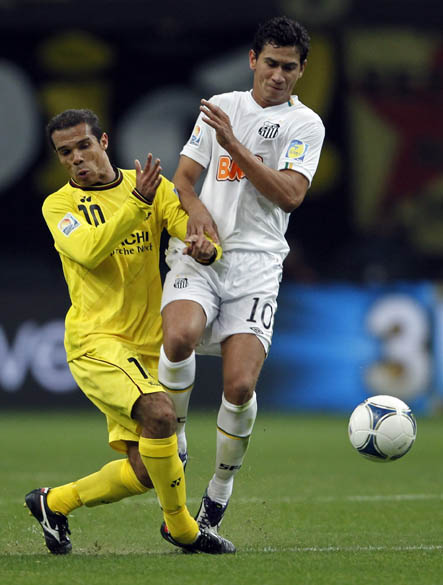 O santista Ganso em lance durante partida da semifinal do Mundial de Clubes da FIFA em Toyota, Japão