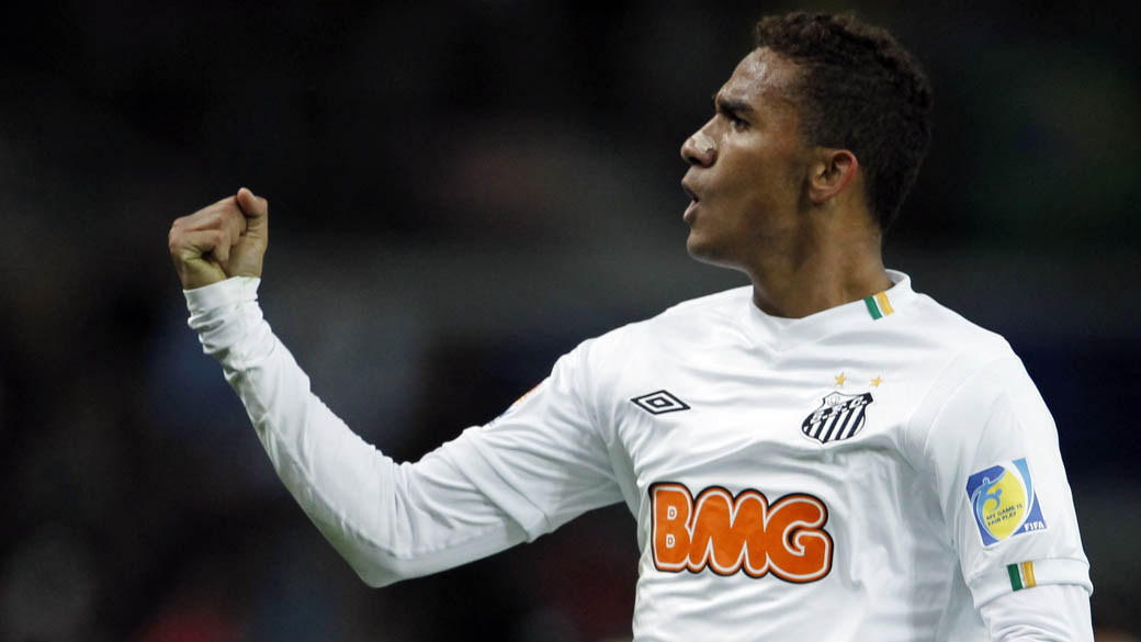 O santista Danilo comemora seu gol, terceiro do time, durante partida da semifinal do Mundial de Clubes da FIFA em Toyota, Japão