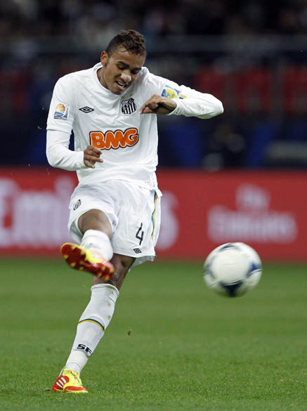 O santista Danilo chuta ao gol durante partida da semifinal do Mundial de Clubes da FIFA em Toyota, Japão