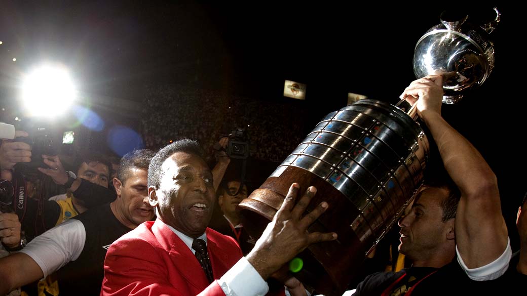 Pelé comemora o tricampeonato do Santos na Libertadores