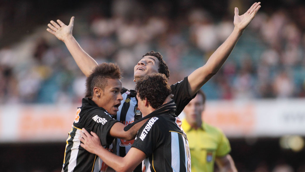 Jogadores do Santos comemoram gol contra a equipe do São Paulo, durante a partida da semi-final do Campeonato Paulista, em São Paulo