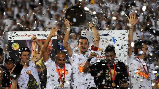 Os jogadores do Santos com a taça da Copa Libertadores da América 2011