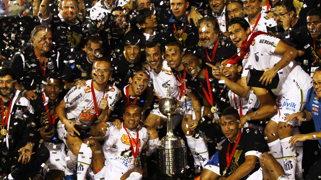Os jogadores do Santos comemoram o tricampeonato do Santos na Libertadores