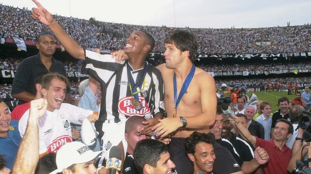 O Campeonato Brasileiro de 2002 foi o último antes do inicio dos pontos corridos. A final foi entre Santos e Corinthians: o time praiano venceu os dois jogos, respectivamente, por 2 a 0 e 3 a 2