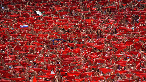 Com os tradicionais lenços vermelhos, grupo participa da abertura das festas de São Firmino, na Espanha