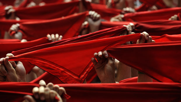 Com os tradicionais lenços vermelhos, grupo participa da abertura das festas de São Firmino, na Espanha
