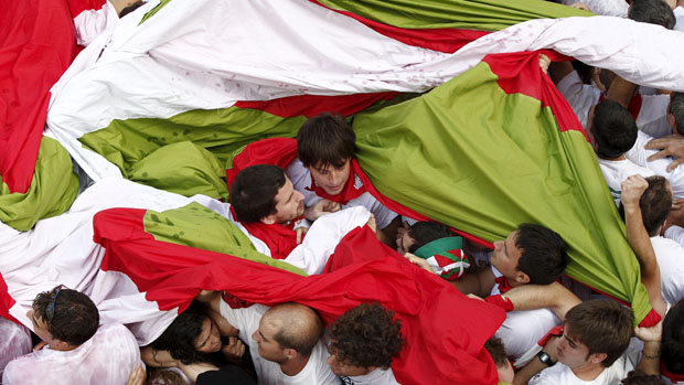 Foliões durante o festival de São Firmino, na Espanha