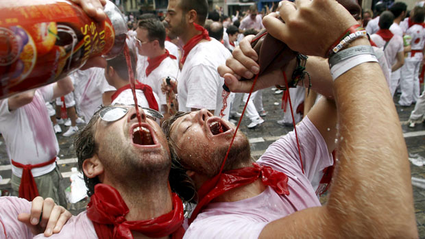 Homens bebem vinho durante o festival de São Firmino