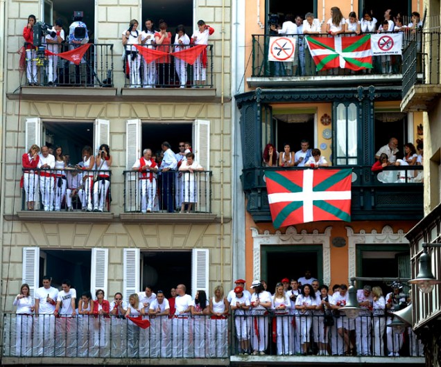 Em Pamplona, pessoas assistem o festival de São Firmino