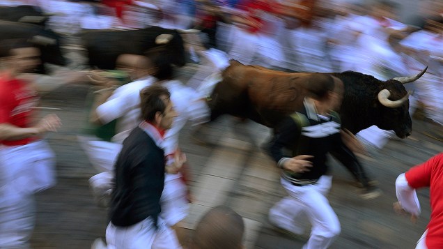 Participantes correm com touros pelas ruas da cidade espanhola de Pamplona, durante o tradicional Festival de San Fermin