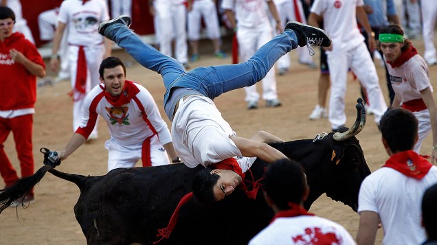 Foliões se atropelam e caem durante corrida com touros do tradicional festival de São Firmino, em Pamplona, na Espanha