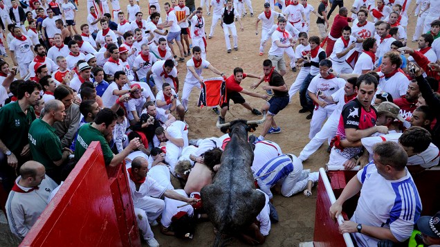 Touros traçam o percurso diário das corridas realizadas durante o festival de São Firmino, na cidade espanhola de Pamplona