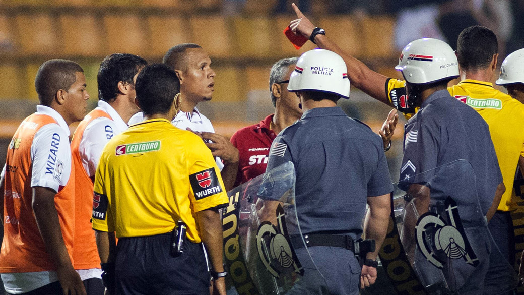 Luis Fabiano do São Paulo é expulso durante o jogo contra o Arsenal, no Estádio do Pacaembú