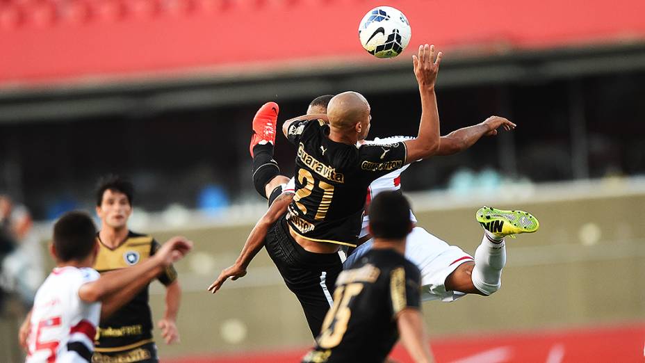 Jogadores do Botafogo e São Paulo disputam a bola, pelo Campeonato Brasileiro no Morumbi