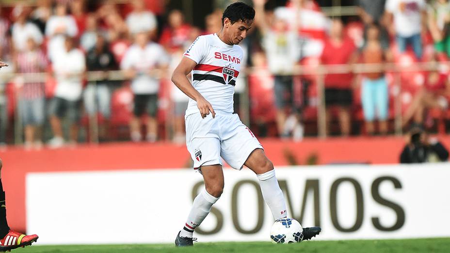 Jogadores Luís Fabiano e Paulo Henrique Ganso, do São Paulo, comemoram gol contra o Botafogo pelo Campeonato Brasileiro, no Morumbi