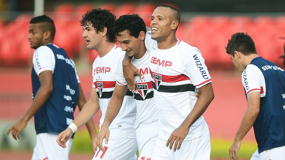 Jogadors do São Paulo comemoram vitória sobre o Botafogo, pela primeira rodada do Campeonato Brasileiro, no Morumbi