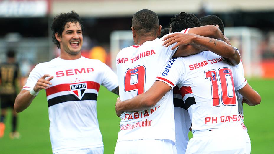 Jogadores do São Paulo comemoram gol contra o Botafogo, pelo Campeonato Brasileiro, no Morumbi