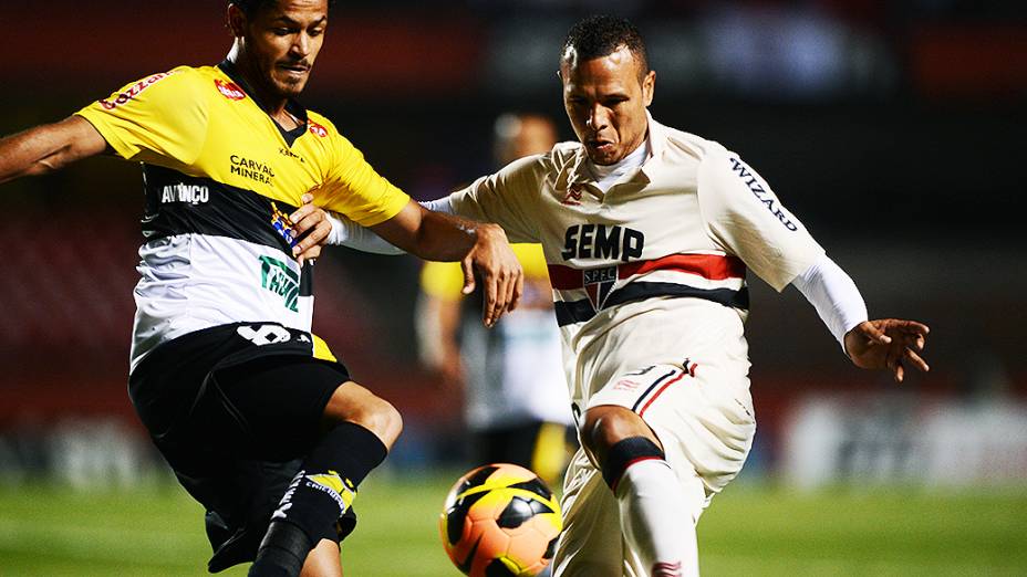 Jogador Luís Fabiano, durante partida contra o Criciúma, no Morumbi