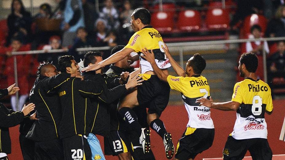 Jogadores do Criciúma comemoram o primeiro gol contra o São Paulo, no Morumbi