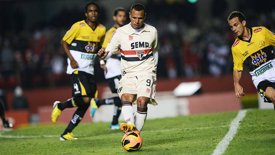 Jogador Luís Fabiano, durante partida contra o Criciúma, no Morumbi