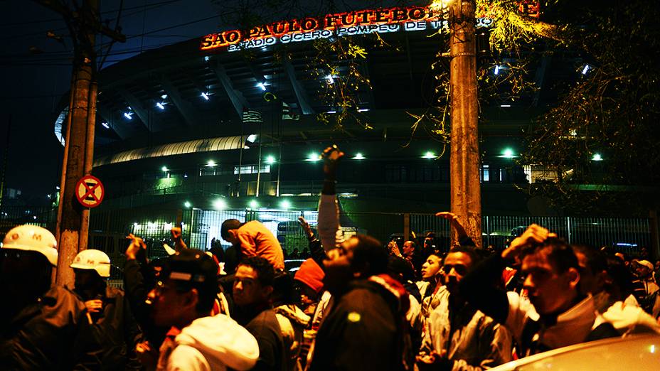 Torcida do São Paulo chega para o jogo contra o Criciúma, no Morumbi