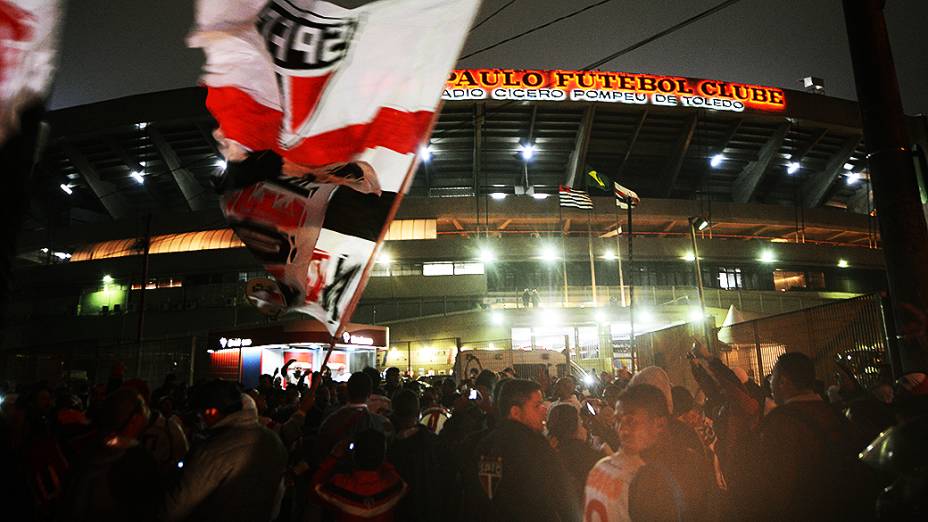 Torcida do São Paulo chega para o jogo contra o Criciúma, no Morumbi