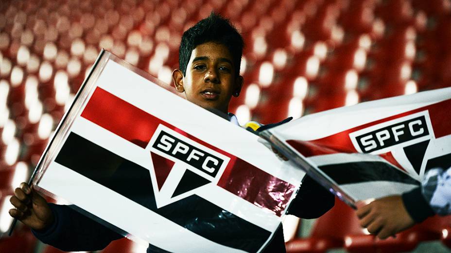 Torcida do São Paulo chega para o jogo contra o Criciúma, no Morumbi