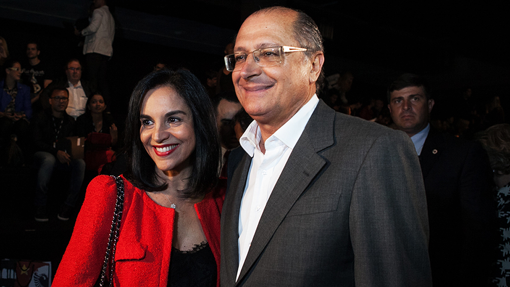 O governador Geraldo Alckmin e a primeira-dama Lu Alckmin assistem São Paulo Fashion Week Verão 2013 e 2014 realizado no Pavilhão da Bienal, no Parque do Ibirapuera em São Paulo