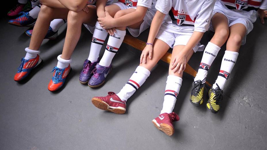 Garotos da escolinha do São Paulo se preparam para acompanhar time em campo