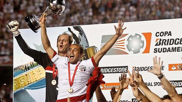 Capítão da equipe, Rogério Ceni chamou Lucas para levantar o troféu 