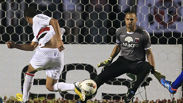 Lucas chuta no canto e marca o primeiro gol do São Paulo na final