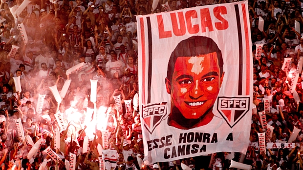 Torcida do São Paulo fez homenagens para o meia Lucas no Morumbi