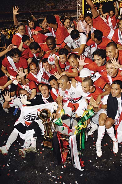 Campeão pelo segundo ano consecutivo, o São Paulo garantiu o título com quatro rodadas de antecedência, depois de vencer o América-RN por 3 a 0, no Morumbi