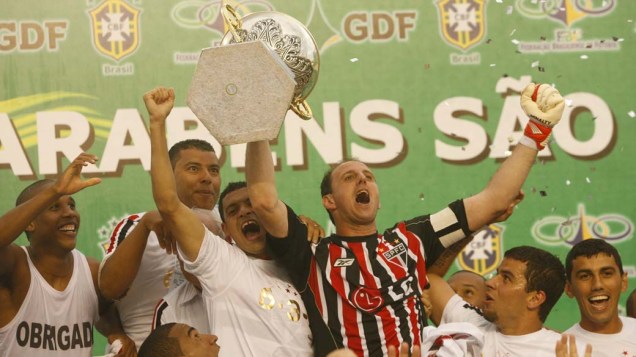 O São Paulo conquistou seu sexto título depois de vencer o Goiás por 1 a 0, na última rodada. Pela primeira vez um time foi campeão brasileiro três vezes seguidas